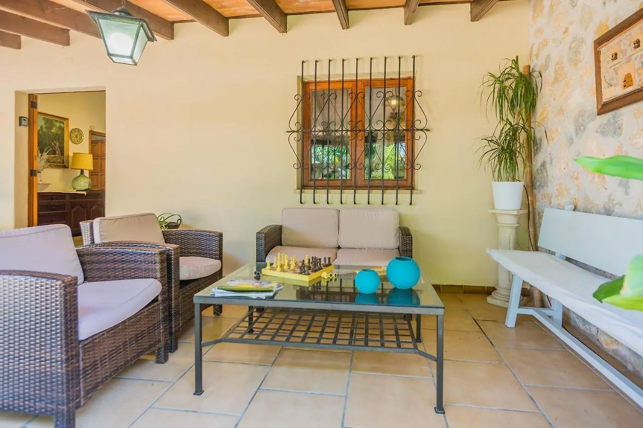 Cati Sontoiri Villa Pollenca